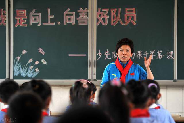 律师Macy（吴君如 饰)在为被控虐妻的告白公司老板Robert（张兆辉 饰)辩解时两人产生一夜情导致Macy怀孕。心理矛盾的她往加入单亲妈妈心理教导班，却不想不测碰到中学时的情人Anita(周慧敏 饰)。之前Anita和十九岁的Mike（陈伟霆 饰)也因初度约会产生一夜情不幸中招怀孕。昔时浪漫回想出现面前，发现两人依然钟爱对方，决议再走在一路。Anita想与Macy一路糊口配合扶养孩子，可Macy看待豪情却不敢承当，她的老友惠惠（谷祖琳 饰)和Eleanor（万绮雯 饰)也都为她担忧。同时，Anita在公司饱受不公允待遇，惠惠和Eleanor召集了一群同性情人士进行请愿。Macy也第一次真实面临本身不安宁的豪情立场。Robert和Mike作为孩子的父亲也想对此负责。终究Macy是不是会英勇往承当本身的职责？这四小我打破常规男女关系的人会有若何的命运？